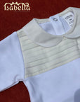 Babygrow branco com encaixe no peito