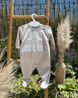 Babygrow taupé com pintas amarelas