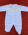 Babygrow branco com encaixe no peito