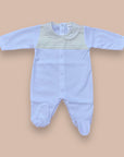 Babygrow branco com encaixe no peito