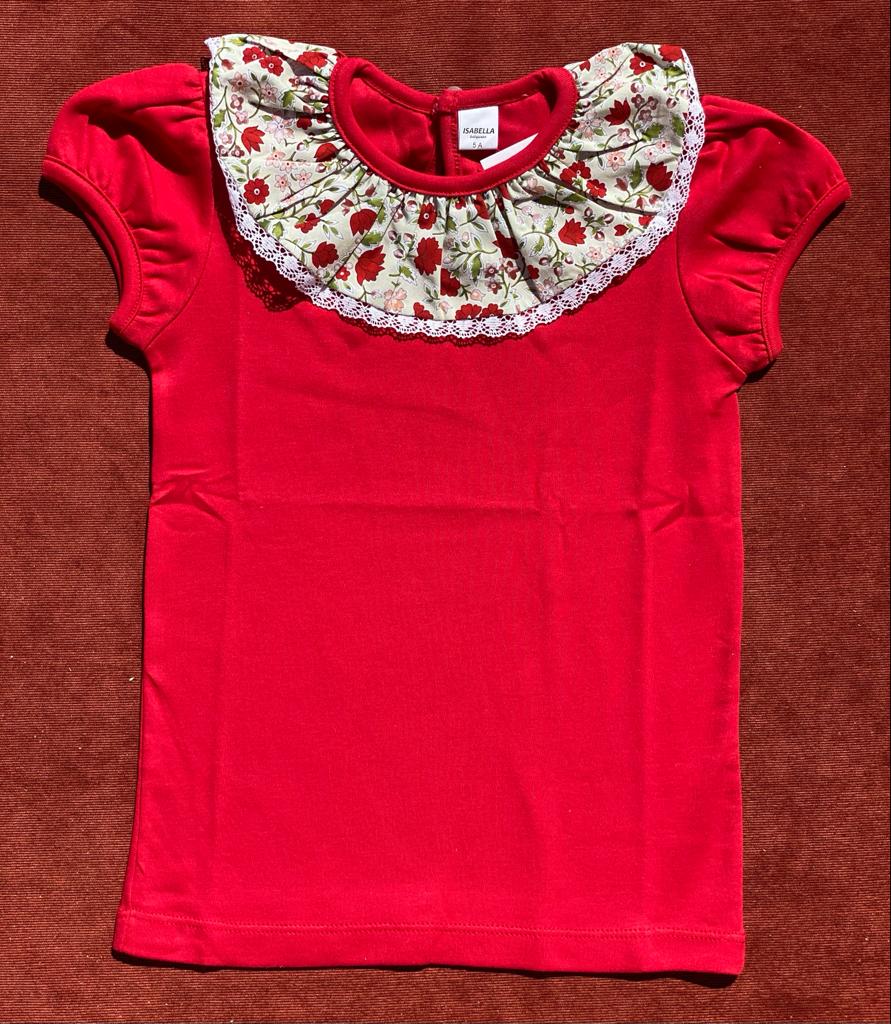 T-shirt vermelha com gola flores