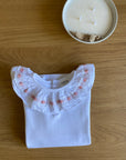 T-shirt gola com passe fita