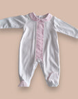 Babygrow branco com lista rosa