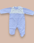 Babygrow cinza mesclado com encaixe no peito