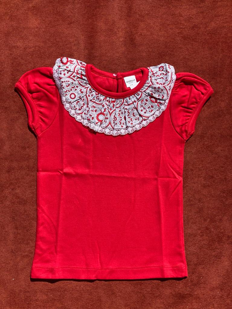 T-shirt vermelha com gola cornucópias
